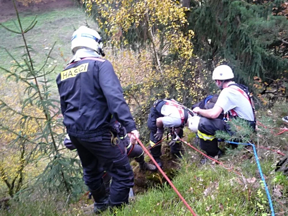 Vlčák zapadl do průrvy. Hasiči ho zachraňovali šest hodin. Foto: HZSLK