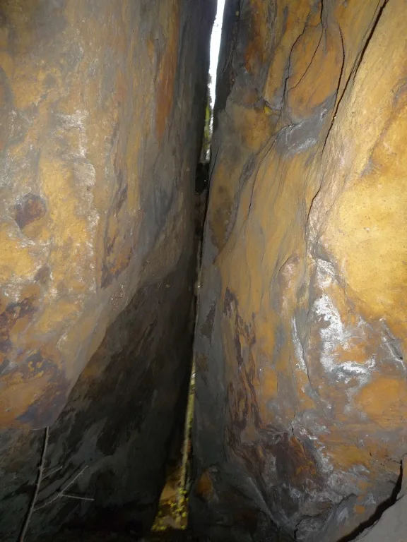 Vlčák zapadl do průrvy. Hasiči ho zachraňovali šest hodin. Foto: HZSLK