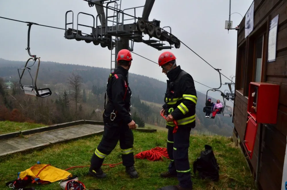 Jako z akčního filmu. Hasiči zachraňovali z lanovky cestující. Foto: HZSLK