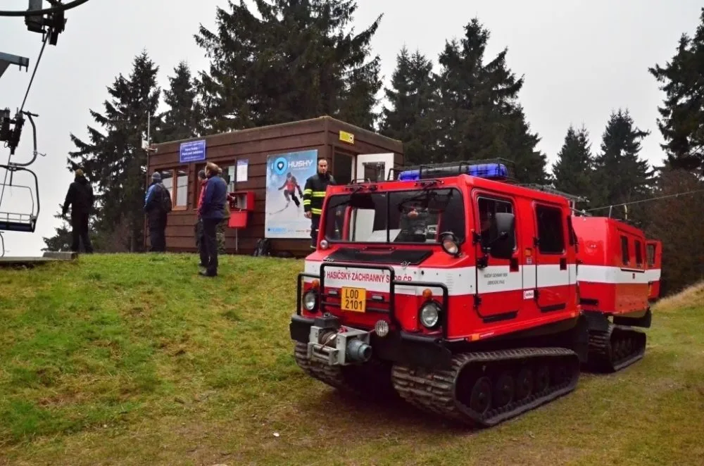 Jako z akčního filmu. Hasiči zachraňovali z lanovky cestující. Foto: HZSLK
