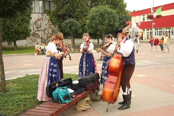 Lidové tradice a kroje.