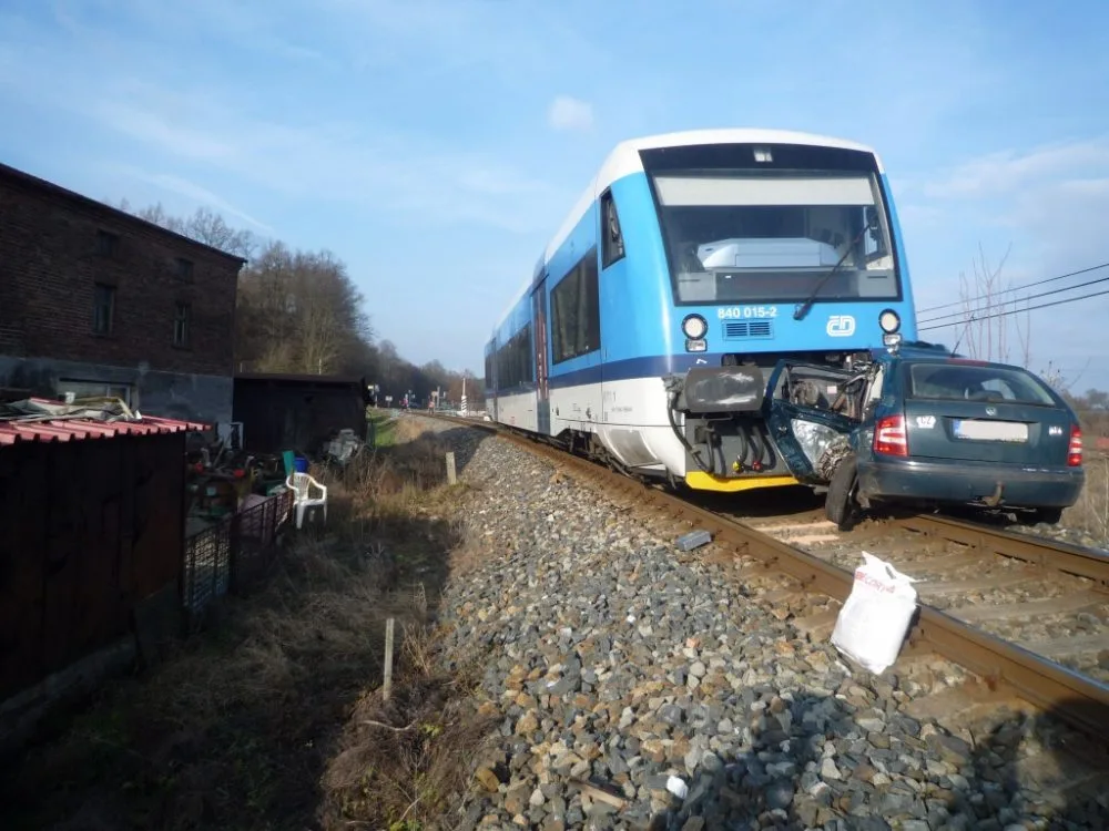 Tragédie na Frýdlantsku. Vlak usmrtil dvoučlennou posádku auta. Foto: HZSLK