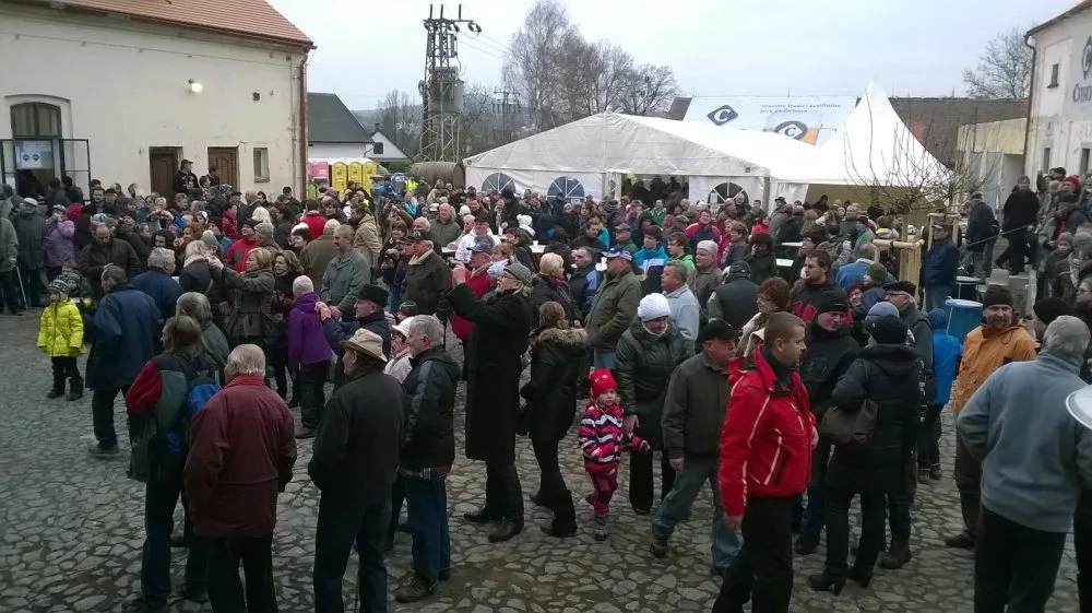Nádvoří praskalo ve švech.