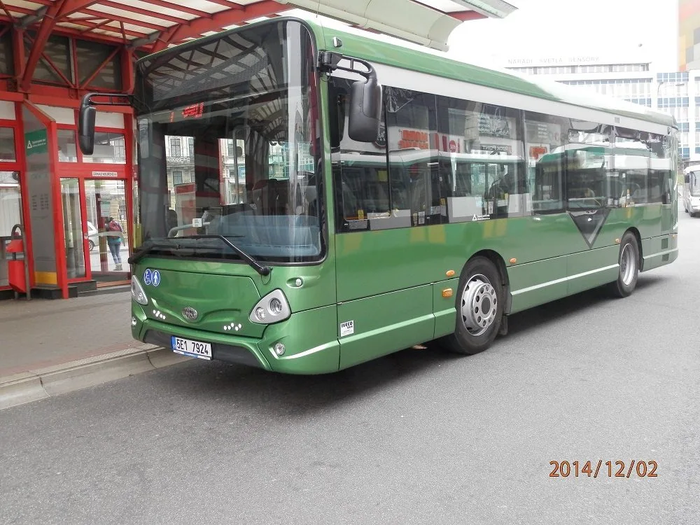 Midibus brázdí ulice Liberce. Foto: DPMLJ