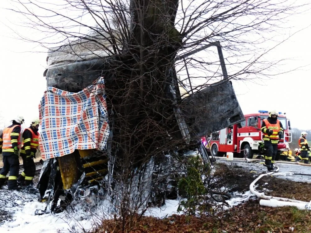 Tragédie u Turnova. Nehod asi vyžádala dva životy. Foto: HZSLK