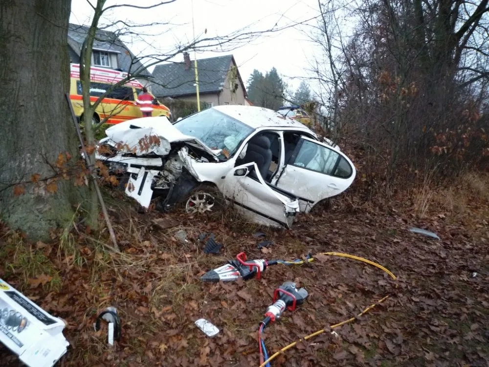 Ze zdemolovaného Seatu museli hasiči vystříhávat řidiče. Foto: HZSLK