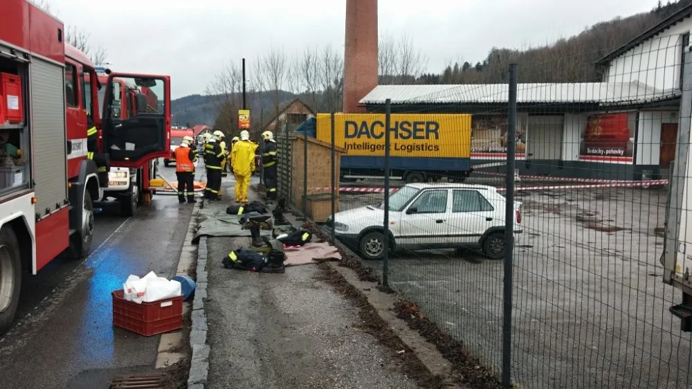 Z korby nákladního automobilu unikla kyselina dusičná. Foto: HZSLK