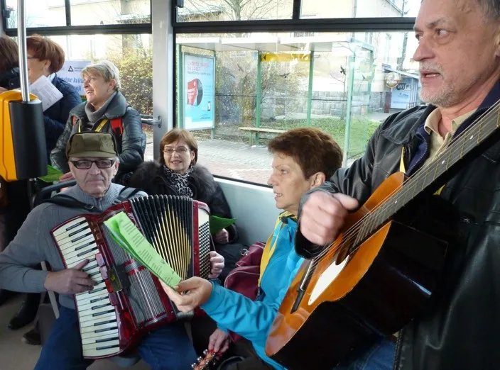 Takhle se zpívalo v liberecké tramvaji