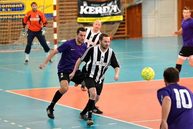 Na vánočním halovém turnaji se představil také primátor Tibor Batthyány. Alfa obhájila loňský triumf. Foto: Jan Král