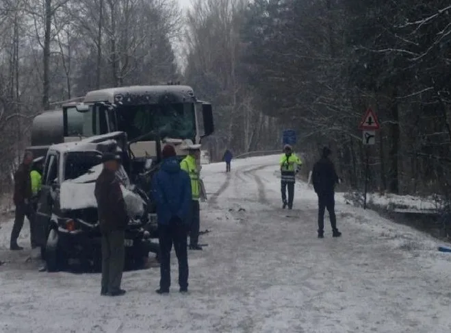 Policejní dodávka vjela pod kamion. Foto: Policie ČR