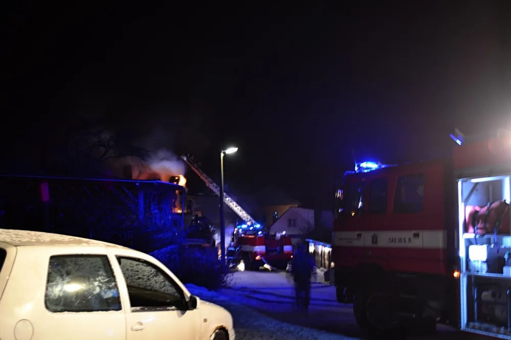 Dům pod Ještědem zachvátil požár kvůli závadě na komínu. Foto: HZSLK