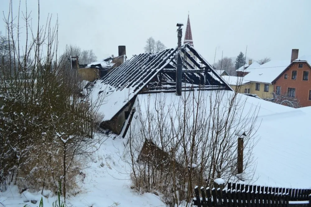 Dům pod Ještědem zachvátil požár kvůli závadě na komínu. Foto: HZSLK