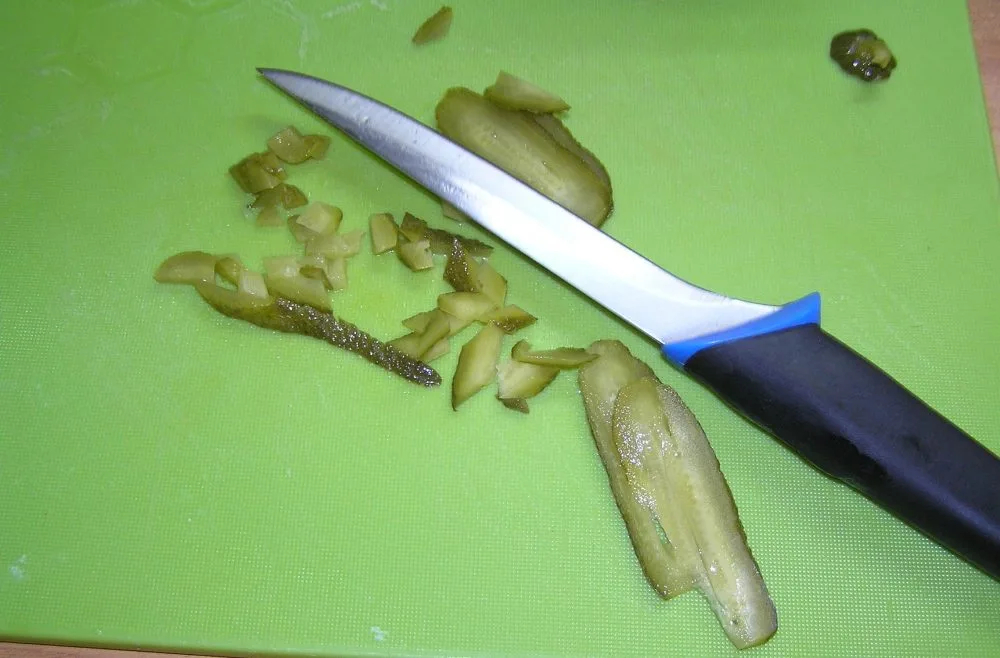 Krájení kyselé okurky.