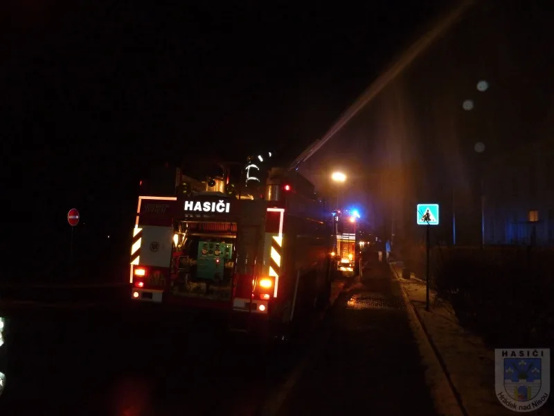 Vzrostlý strom zapálila rachejtle. Foto: Hasiči Hrádek nad Nisou