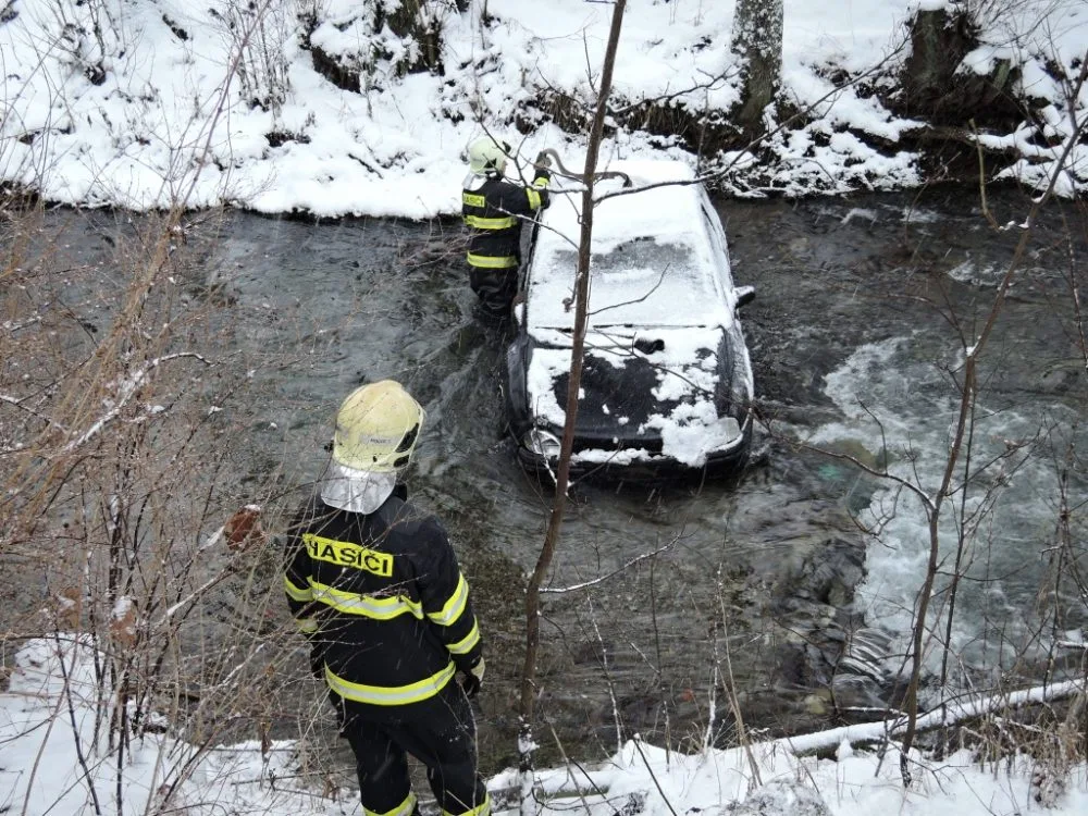 Auto sjelo až do řeky. Foto: HZS LK