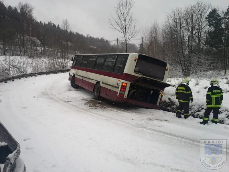 Linkový autobus zapadl u Hrádku. Vyprostit ho musel jeřáb. Foto: Hasiči Hrádek nad Nisou