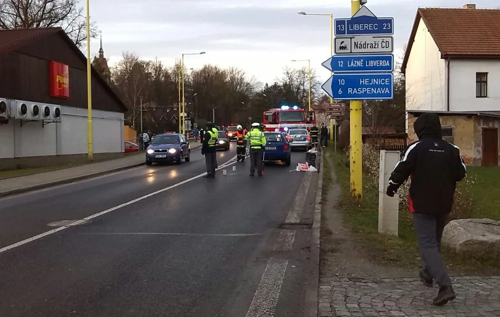 Nepozorný řidič srazil na přechodu ve Frýdlantě manželský pár. Foto: Michael Daněk