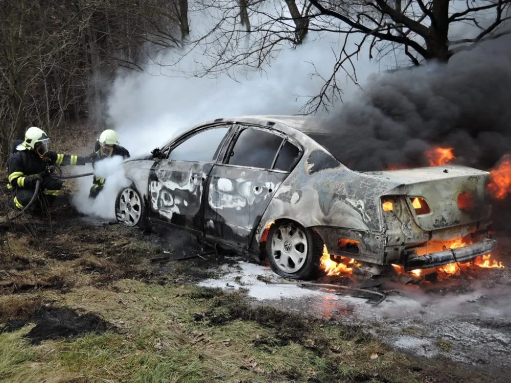 Auto v plamenech. Foto: HZS LK