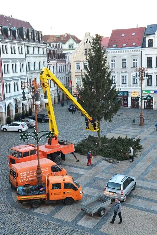 A je po Vánocích. Na náměstí pokáceli strom. Foto: Jan Král
