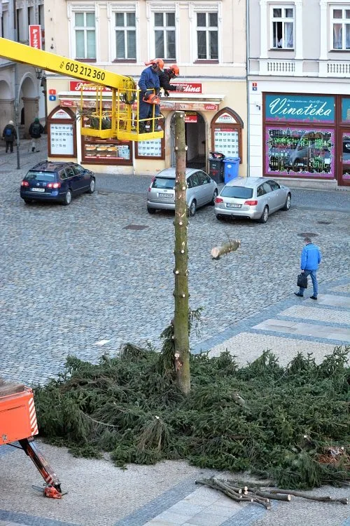 A je po Vánocích. Na náměstí pokáceli strom. Foto: Jan Král