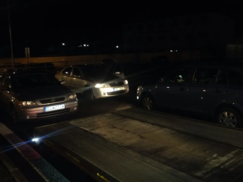 Policie našla v zaparkovaném Opelu (vlevo) dva kilogramy marihuany. Foto: Michael Daněk