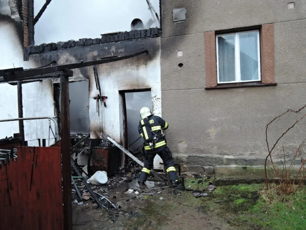 Velký požár autodílny dnes zaměstnal desítky hasičů. Foto: HZSLK