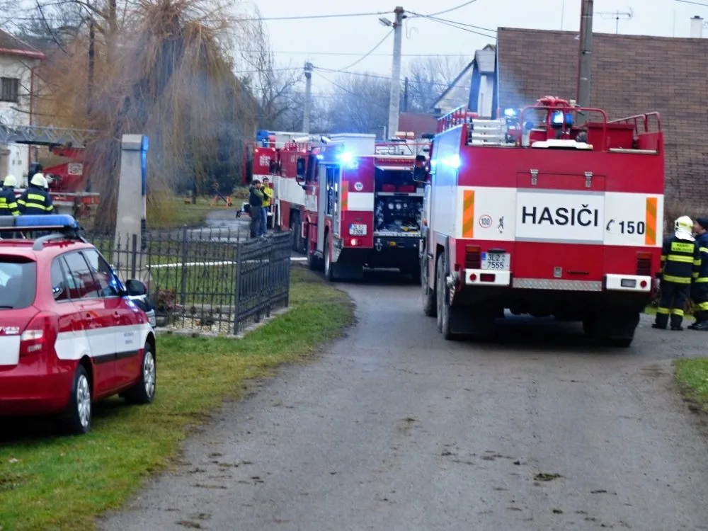 Velký požár autodílny dnes zaměstnal desítky hasičů. Foto: HZSLK