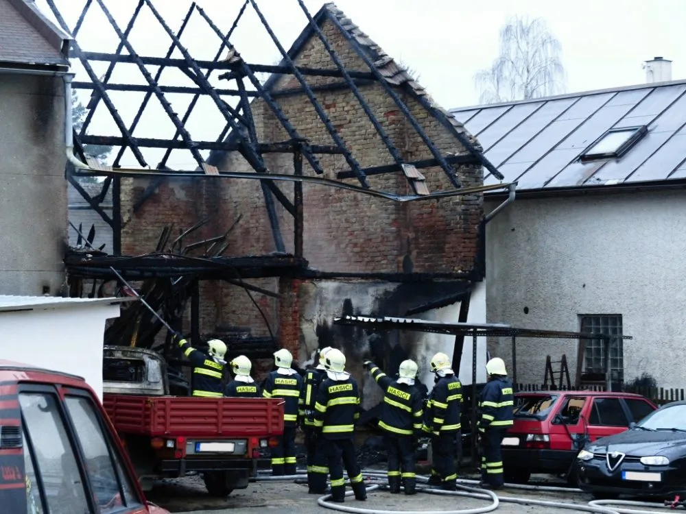 Velký požár autodílny dnes zaměstnal desítky hasičů. Foto: HZSLK