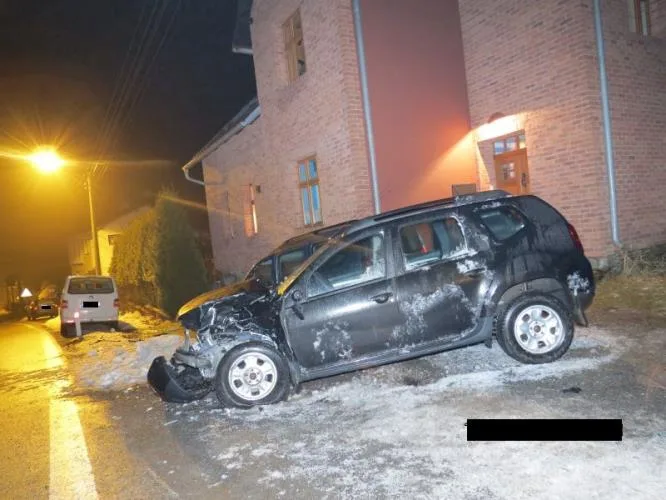 Kochající se řidička nabourala dvě Dacie a dům. Foto: Policie ČR