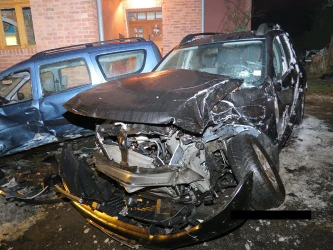 Kochající se řidička nabourala dvě Dacie a dům. Foto: Policie ČR