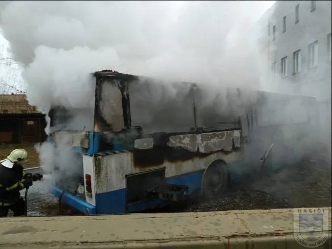 V bývalé Koloře hořel odstavený autobus. Foto: Hasiči Hrádek nad Nisou