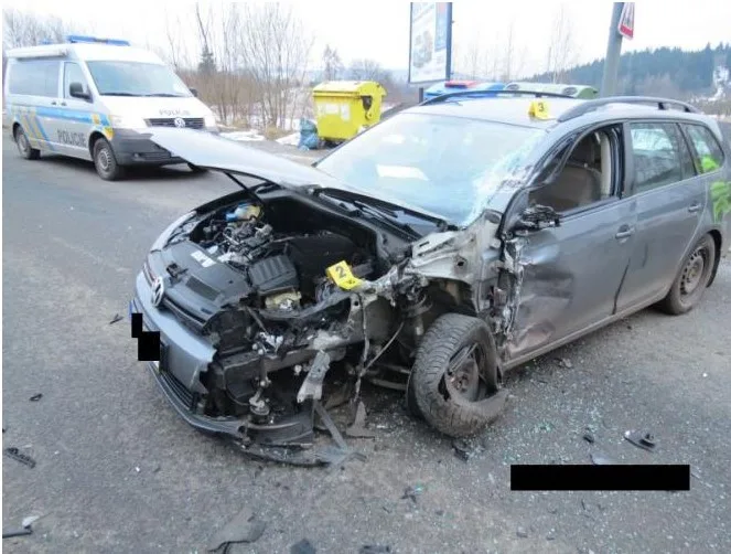 Nepozorný řidič vjel přímo pod kamion. Škoda je čtvrt milionu. Foto: Policie ČR