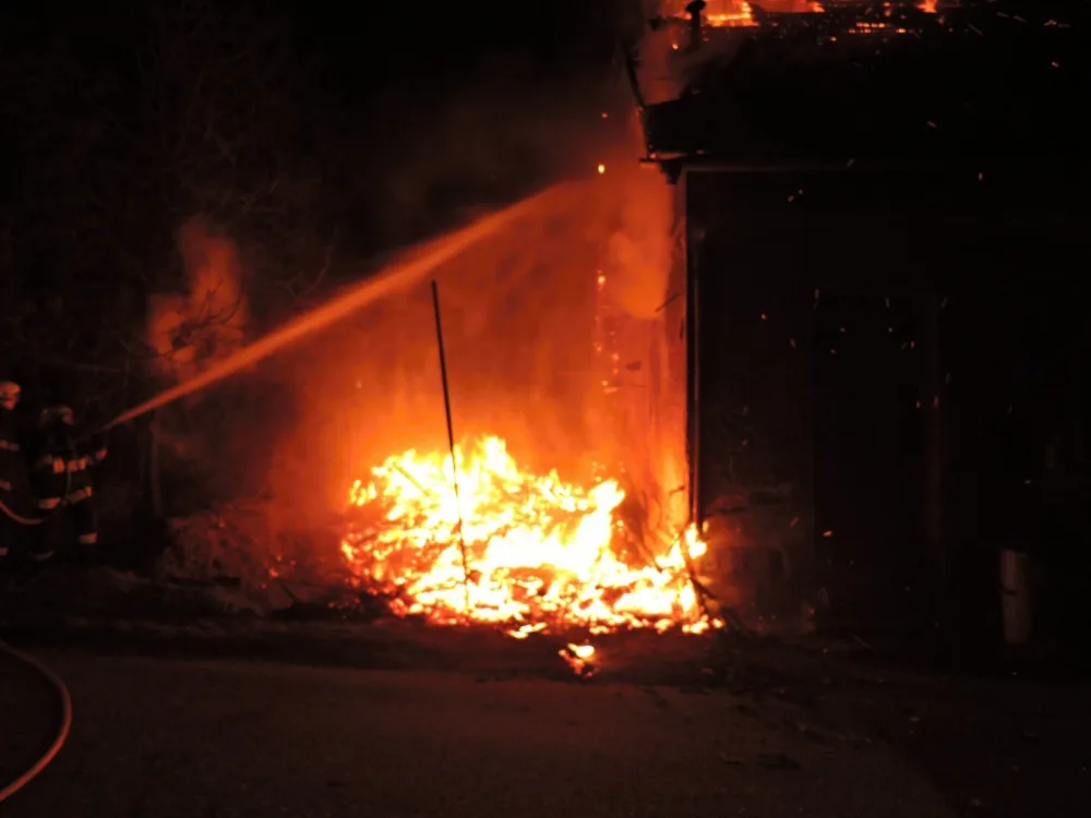 Policie prošetřuje další podezření na žhářský útok. Foto: HZSLK