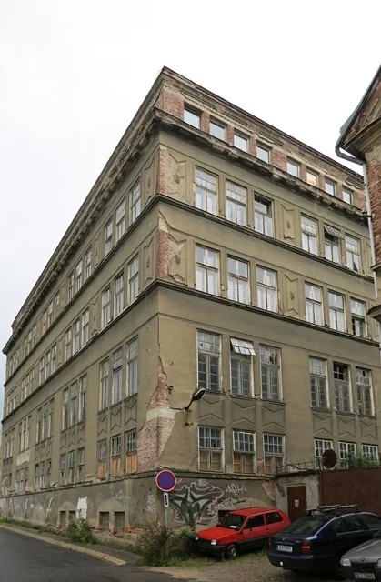 Exteriér papíren. Foto archiv A. Řičánkové