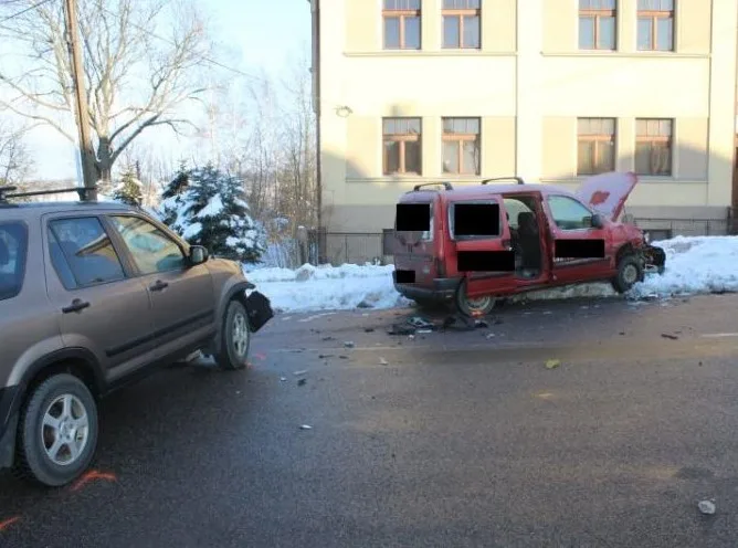 Nedání přednosti odnesla dvojice spolujezdců zraněním. Foto: Policie ČR