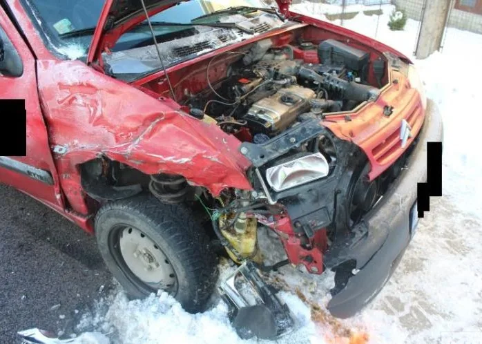 Nedání přednosti odnesla dvojice spolujezdců zraněním. Foto: Policie ČR