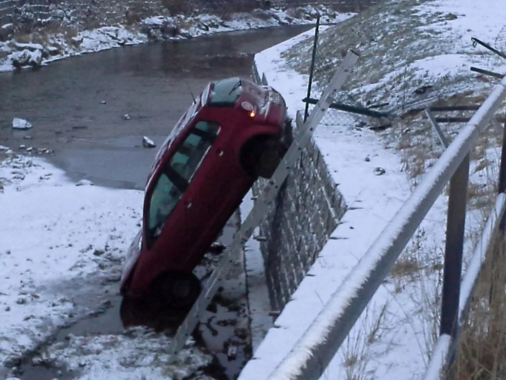 Auto řidička zapíchla přímo do koryta řeky. Foto: HZSLK
