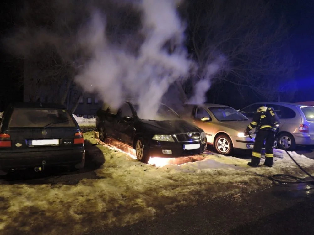 Škodovka lehla popelem. Zapálil jí někdo úmyslně? Foto: HZSLK