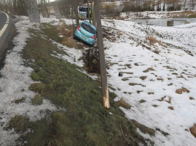 Řidič přerazil u Mníšku telefonní sloup, vyvázl bez zranění. Foto: Policie ČR