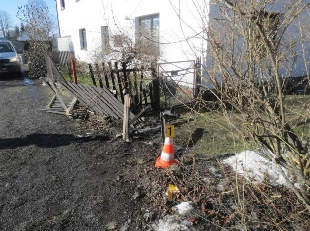 Cizinec zbořil svou Toyotou plot. Foto: Policie ČR