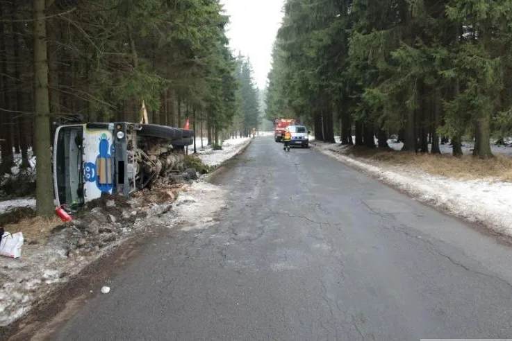 Neopatrný řidič vylil do lesa několik metráků betonu. Foto: Policie ČR