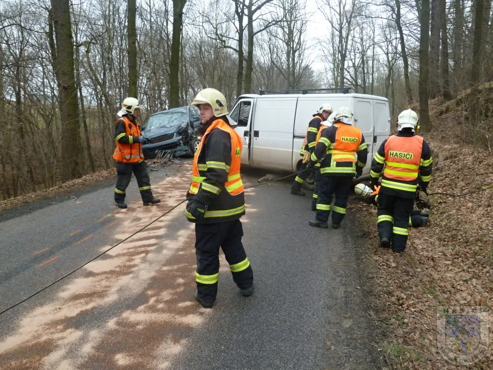 Silnice u Václavic byla pro dvě dodávky úzká. Foto: Hasiči Hrádek nad Nisou