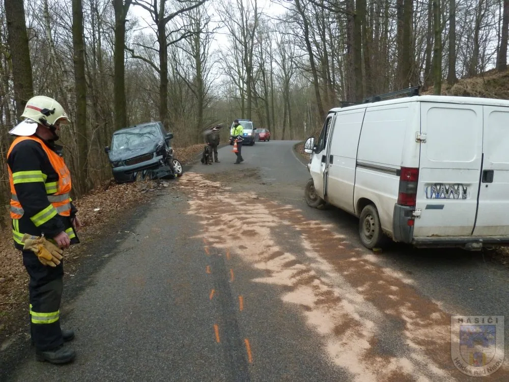 Silnice u Václavic byla pro dvě dodávky úzká. Foto: Hasiči Hrádek nad Nisou