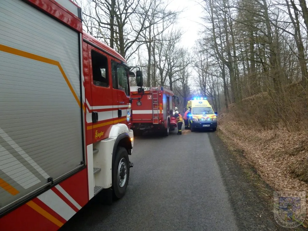 Silnice u Václavic byla pro dvě dodávky úzká. Foto: Hasiči Hrádek nad Nisou