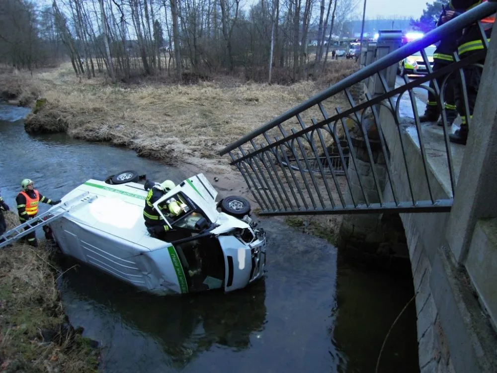 Ford Transit spadl do řeky, řidič má poraněný hrudník. Foto: HZSLK