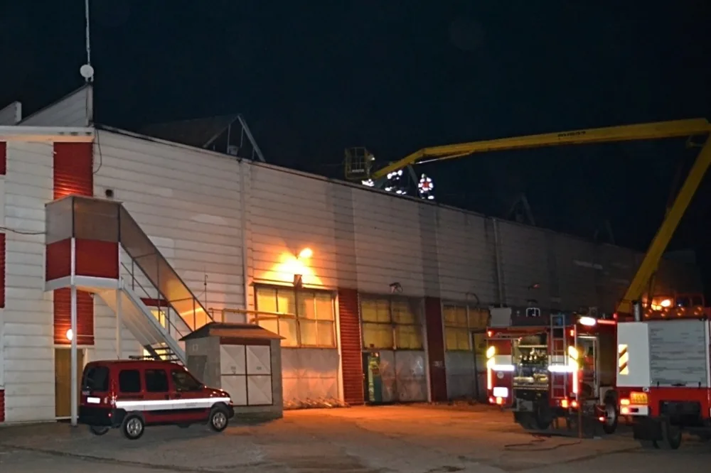 Předčasný konec směny způsobil požár v jedné z hal. Foto: HZSLK