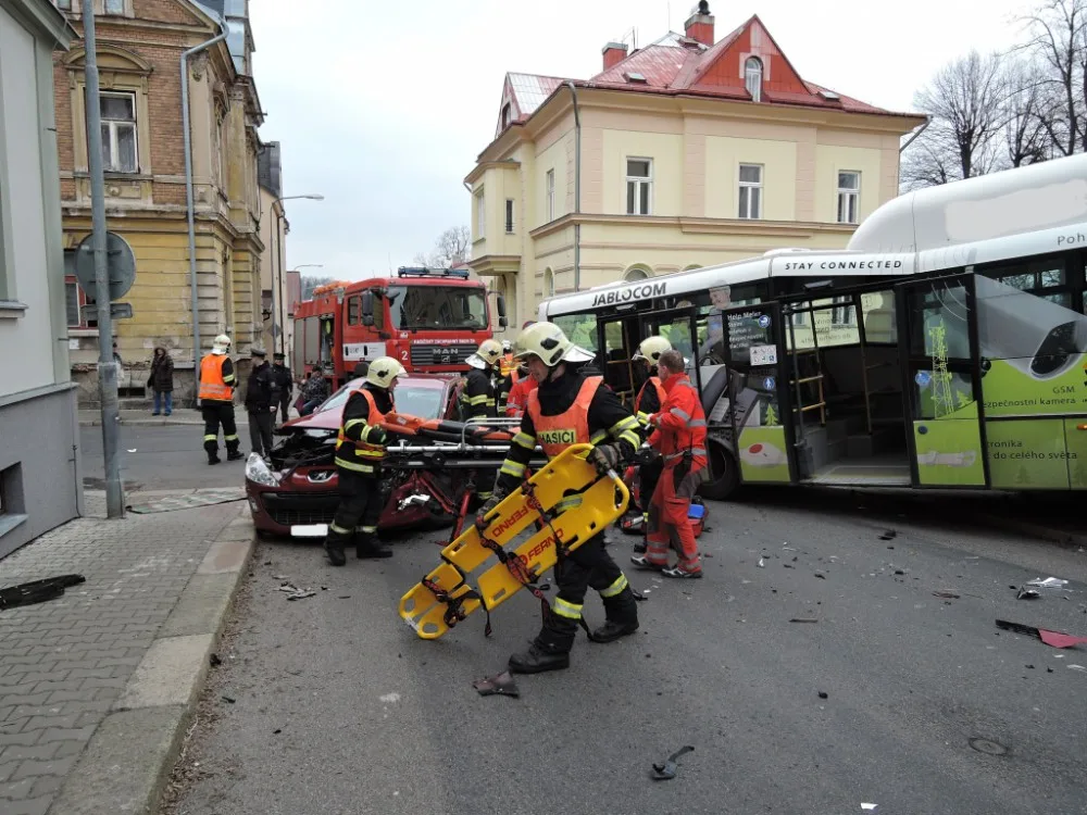 Střet auta s autobusem v Jablonci. Foto: HZS LK