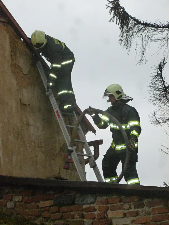 Kůlnu ve Vratislavicích zapálil vysypaný popel. Foto: HZSLK