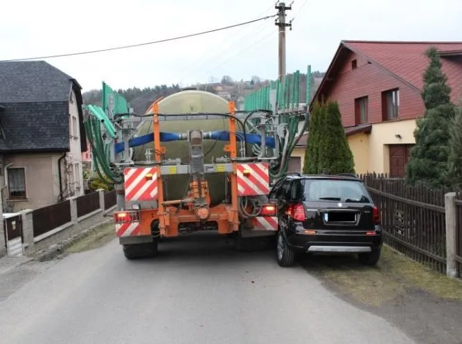 Neopatrný traktorista "lízl" Suzuki, škoda přesahuje 100 tisíc. Foto: Policie ČR