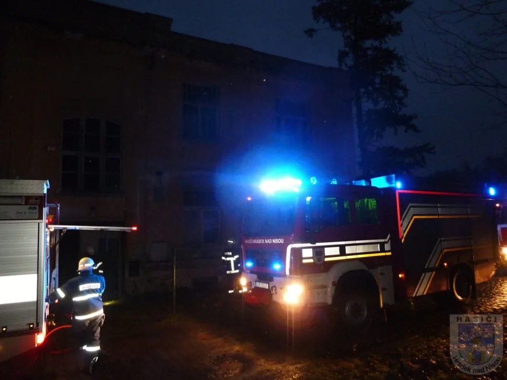 V Chotyni hořela opuštěná budova, zapálili ji vypalovači kabelů. Foto: Hrádek nad Nisou